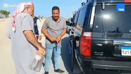 محافظ شمال سيناء يتوقف لمساعدة أسرة تعطلت سيارتهم على الطريق أثناء عودته من بئر العبد