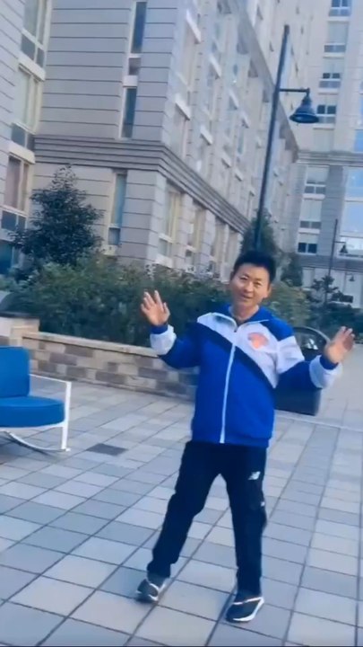 Nelson Wang, a resident of Roosevelt Island's The Octagon, was dancing gracefully in the courtyard, astonishing the foreign residents. Nelson Wang's display of happiness, confidence, liveliness, humor, and bold personality changed the public's stereotype