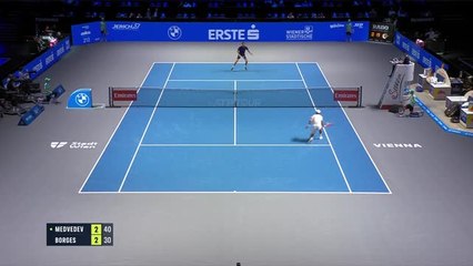 Vienne - Medvedev souffre mais rejoint Moutet au prochain tour