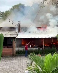 Incêndio atinge churrascaria na orla; confira momento
