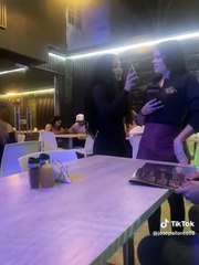 Mujer confronta a mesera que coqueteó con su novio