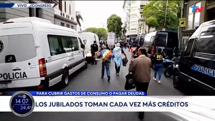 Un oficial de la Policía Federal Argentina empujó a un hombre en la marcha de jubilados en el Congreso