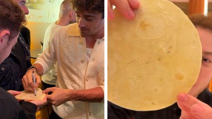 Charles Leclerc sorprende a sus fans en México al firmar autógrafos , ¡incluso en tortillas!