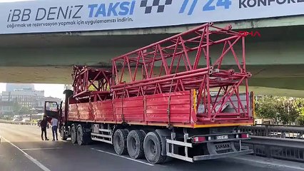 Vinç yüklü TIR köprüye sıkıştı! Bakırköy D-100’de korku dolu anlar