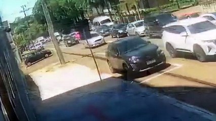 Câmera flagra acidente entre dois veículos no Centro de Cascavel