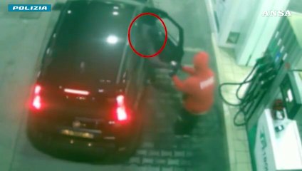 Cinque distributori di benzina rapinati in 2 ore nel Napoletano, due arresti