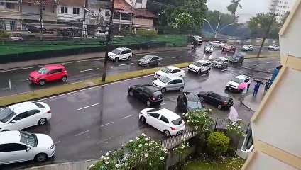 Queda de árvore destrói carro, trava trânsito no Cabula e ‘força’ motoristas a pegar a contramão