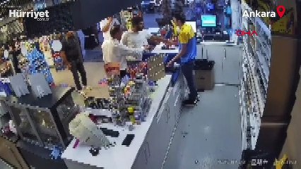 Akaryakıt istasyonu çalışanını darbeden 2 kişi tutuklandı; o anlar kamerada