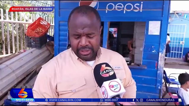 Empresario dona 2 mil bíblias a centros educativos de Roatán