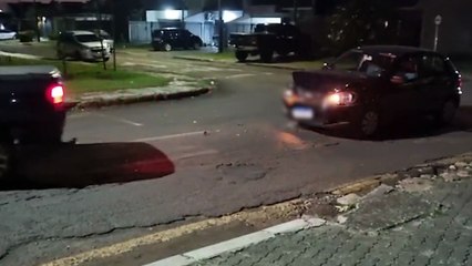 Gol e Saveiro batem em cruzamento no Bairro Alto Alegre