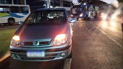 Ônibus e Scenic batem no Centro: lateral do carro fica destruída