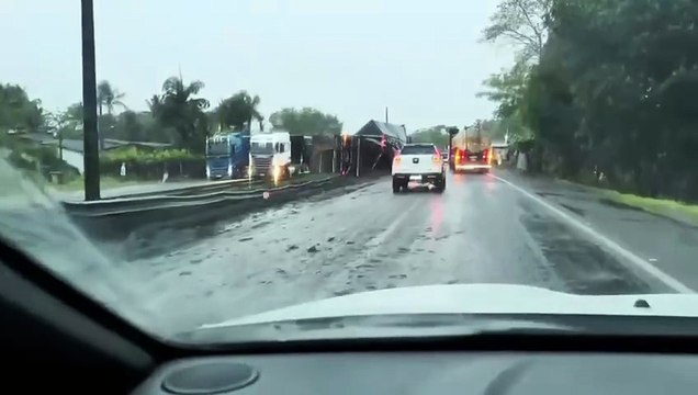 Carreta carregada de soja tomba e causa transtorno na BR-324