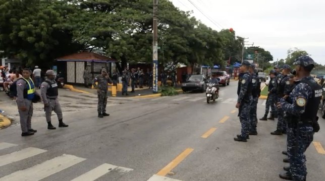Policía evacua a ciudadanos del malecón de Barahona ante efectos de la tormenta Melissa