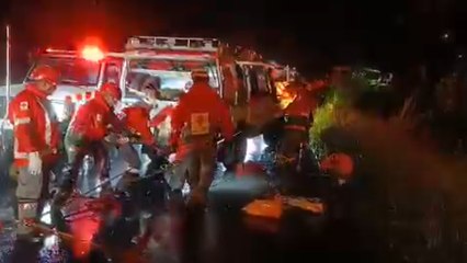 tn7'Operativo en marcha para rescatar a cinco personas que cayeron a río en Turrialba221025