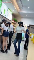 6. Tiểu Thanh quẩy cực sung khiến shipper áo xanh ngẩn ngơ #Shorts