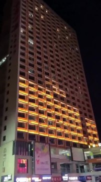 Nghiện game xếp gạch Tetris quá 180 phút mỗi ngày 🧱 🎮 bạn tôi đã biến cả tòa nhà thành Tetris. Đây là nghệ thuật hay ám ảnh? Bạn có từng nghiện game đến mức này chưa 😂