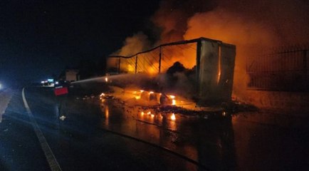 Konserve yüklü TIR alevlere teslim oldu