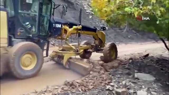 Sağanak yağışlar bir ilimizi daha yuttu: Sağanak heyelana neden oldu, sokaklar sular altında kaldı