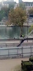 La folle image de la fuite des cambrioleurs du Louvre qui descendent tranquillement depuis la fenêtre du Musée avec les bijoux sous le regard  du personnel et du public !