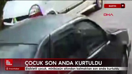 Bisikletli çocuk, minibüsün altından kalmaktan son anda kurtuldu