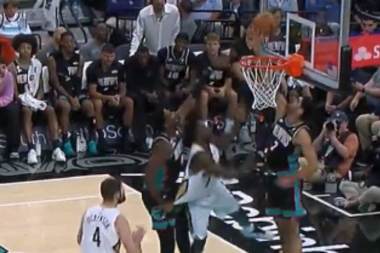 Santi Aldama le pone tres tapones a 'La Bestia' de la NBA