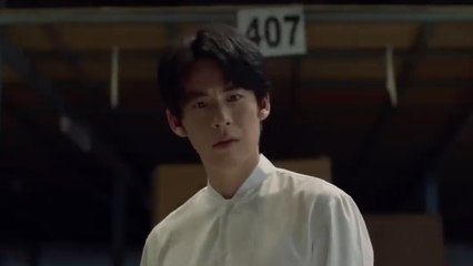 Un fantasma útil Tráiler VOS