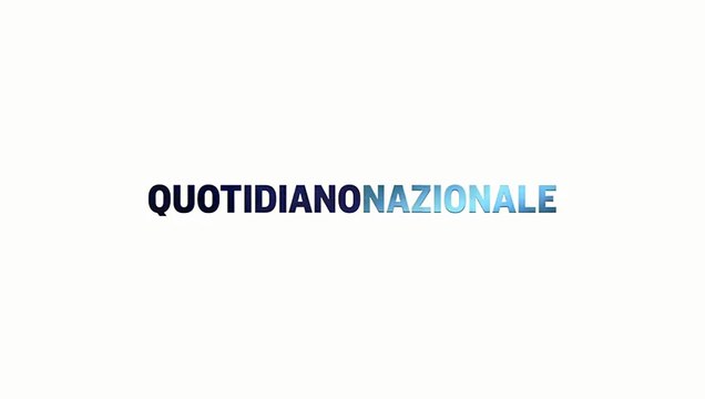 Napoli, incendio in un magazzino: evacuato un intero edificio