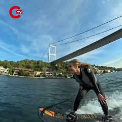 Çağla Şıkel Boğaz'da jet sörf yaptı!