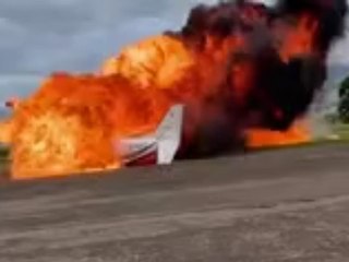 Kurz nach dem Start: Flugzeug geht in Flammen auf