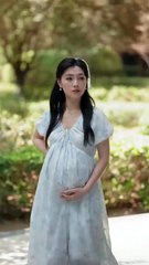 The ex-boyfriend dumped her because he was not interested in her humble background and hooked up with a rich girl. Later, she returned to her country with her husband, a distinguished patriot. At a banquet, she ruthlessly trampled her ex-boyfriend's famil