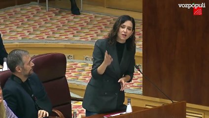 Ayuso propone dos placas: “Aquí se escondía el hermano de Sánchez”  y “aceptamos efectivo”