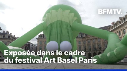 Une grenouille gonflable XXL a été installée place Vendôme et suscite la curiosité
