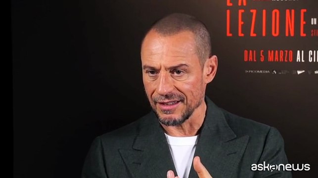 Stefano Accorsi e Matilda De Angelis nelle dinamiche dello stalking in La lezione
