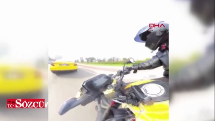 Etrafına bakınırken motosikletiyle önünde duran taksiye çarptı