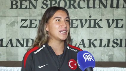 A Milli Kadın Futbol Takımı'nda Melike Pekel: Buralarda olduğumuz için de mutluyuz