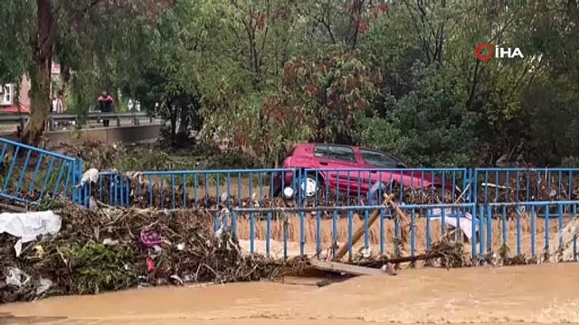 İzmir’de sağanak yağış yolları göle çevirdi