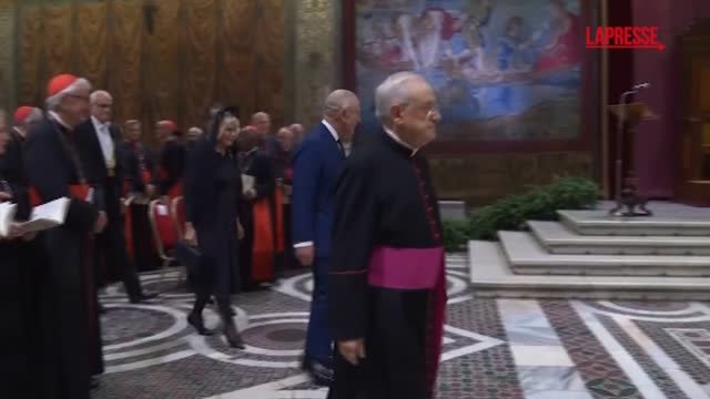 Re Carlo III e la regina Camilla in Vaticano, la storica preghiera con Papa Leone XIV