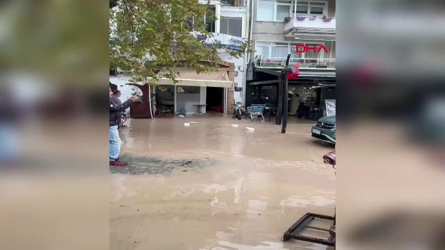 İzmir'de ev ve iş yerlerini su bastı
