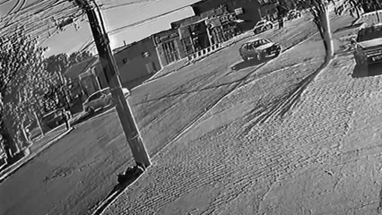 Vídeo mostra Vectra batendo em moto e piloto sendo arremessado contra outro veículo