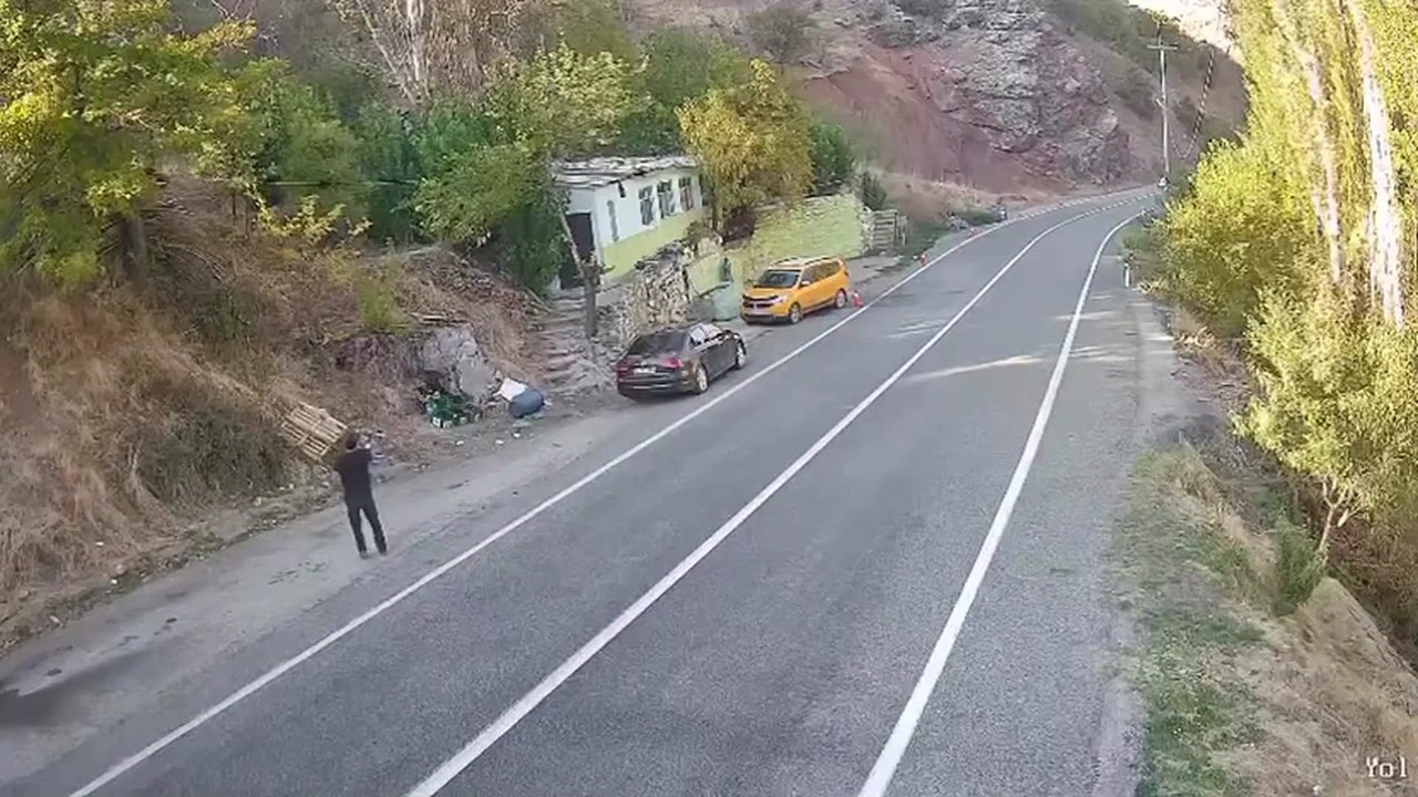 Terrifying escape: Man dodges massive boulder in eastern turkey Landslide