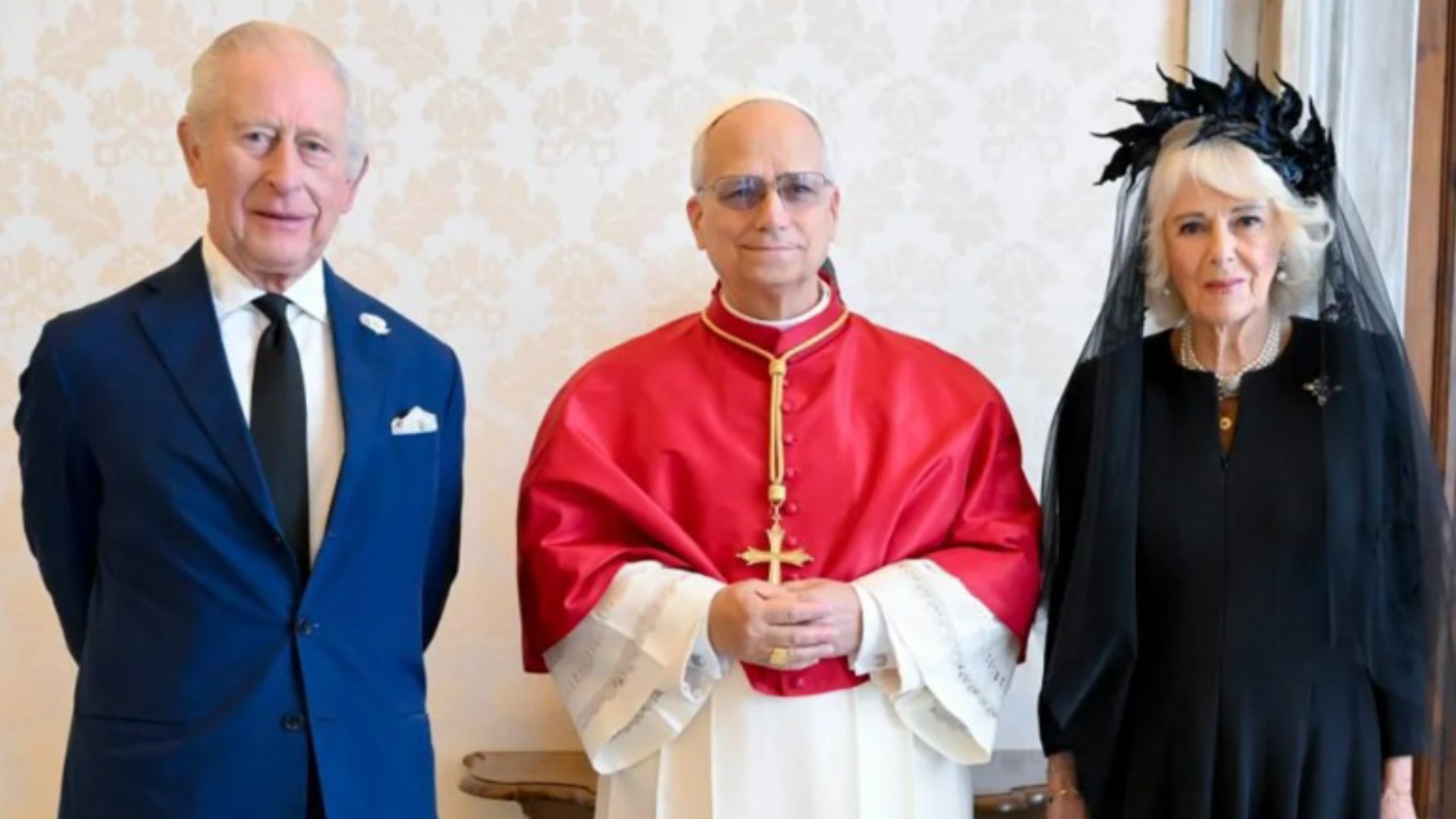 El rey Carlos III y la reina Camila del Reino Unido visitaron el jueves el Vaticano para rezar con el papa Le�n XIV.
El hist�rico encuentro ten�a como objetivo fortalecer los lazos entre la Iglesia de Inglaterra y la Iglesia cat�lica.
El evento supuso la primera vez desde la Reforma que los l�deres de estas dos iglesias rezaban juntos.
La reuni�n incluy� debates sobre la sostenibilidad ecol�gica, una prioridad tanto para Carlos como para el Vaticano.
La visita de Carlos y Camilla estaba prevista para principios de a�o, pero se reprogram� tras la enfermedad y muerte del papa Francisco.
La visita se produjo en medio de un renovado escrutinio de la familia real brit�nica por los v�nculos del pr�ncipe Andr�s con Jeffrey Epstein.