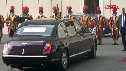 Re Carlo e la Regina Camilla arrivano in Vaticano: oggi la storica preghiera con Papa Leone XIV