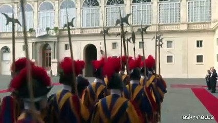 Carlo III accolto in Vaticano per una visita storica