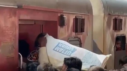 भीड़भाड़ के कारण 3-4 घंटे लेट चल रही स्पेशल ट्रेनें