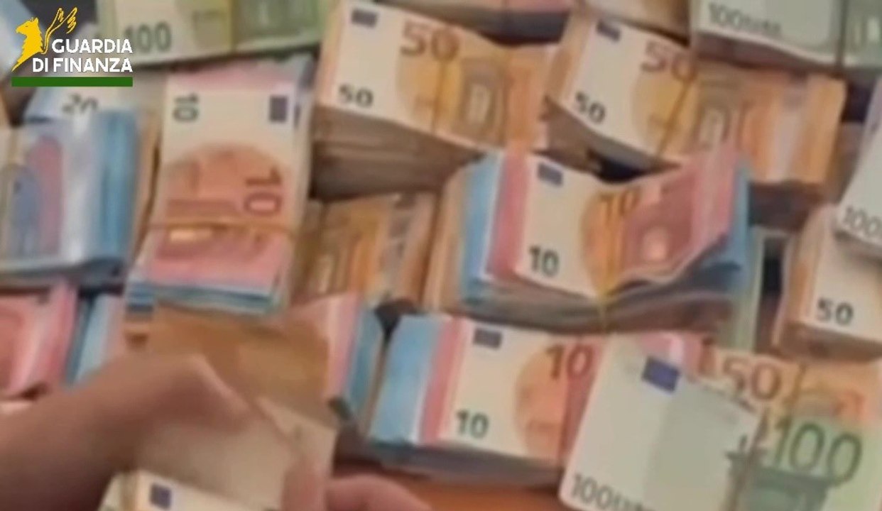 Schema Ponzi, truffa da 5 milioni: arrestata consulente, raggirati 112 clienti (23.10.25)