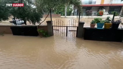 İzmir'de sağanak taşkınlara yol açtı: Ev ve iş yerlerini su bastı