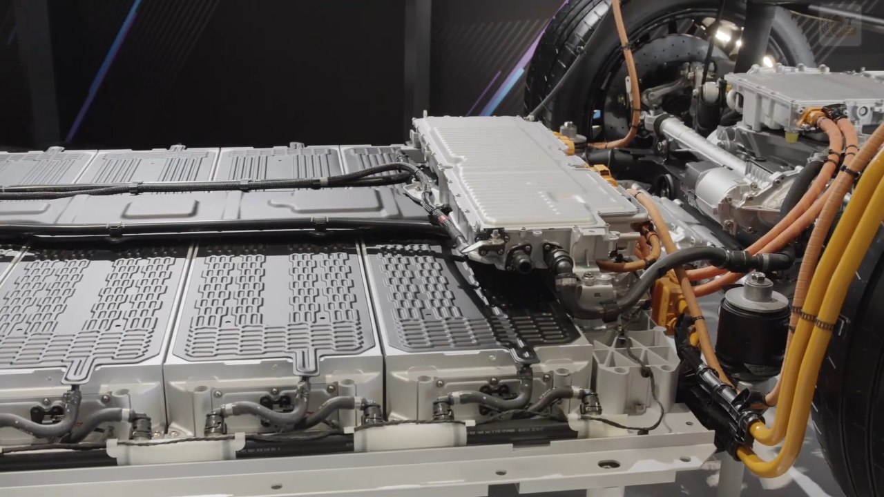 Cayenne Electric 2025: Porsche präsentiert innovatives Hochvolt-System mit 800-Volt-Technologie