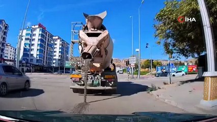 Trafikte tepki çeken anlar: Görenler inanamadı...