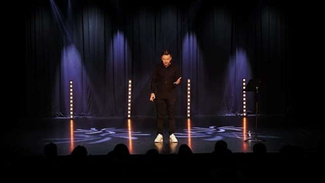 Après les Etats-Unis, JeanFi Janssens revient à Paris, et en tournée dans toute la France avec son spectacle Tombé du ciel , dans lequel il se livre sans tabou