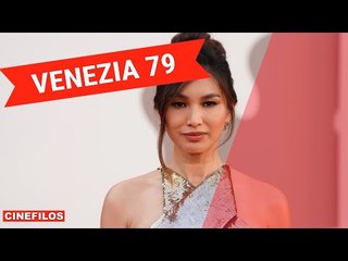 Gemma Chan sul red carpet di Venezia 79